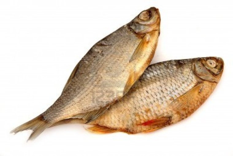 Сушеная рыба на веревке