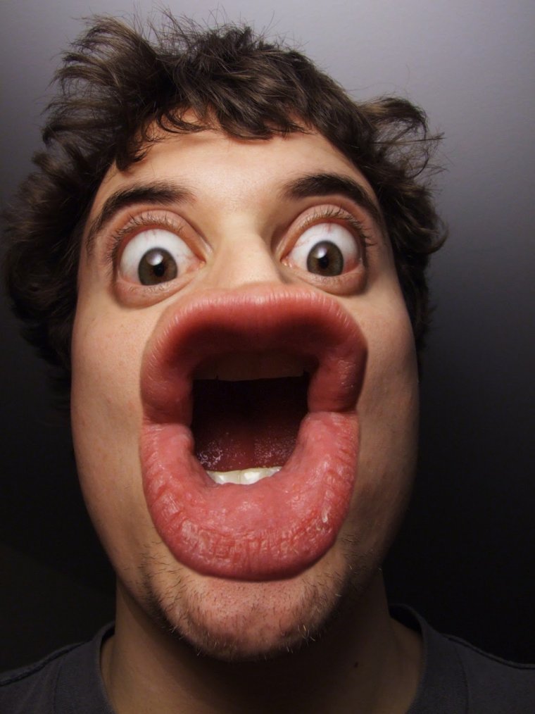 Девушка кривляется