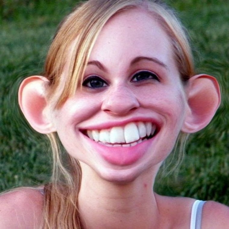 Девушка кривляется