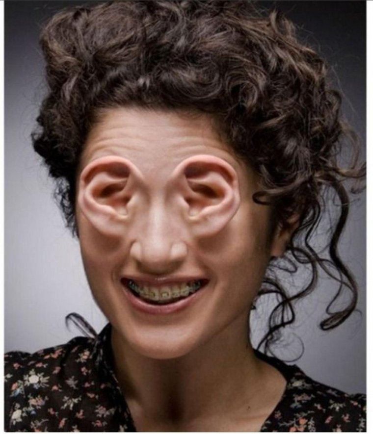 Девушка кривляется