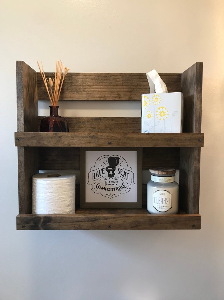Настенные деревянные полки в ванной