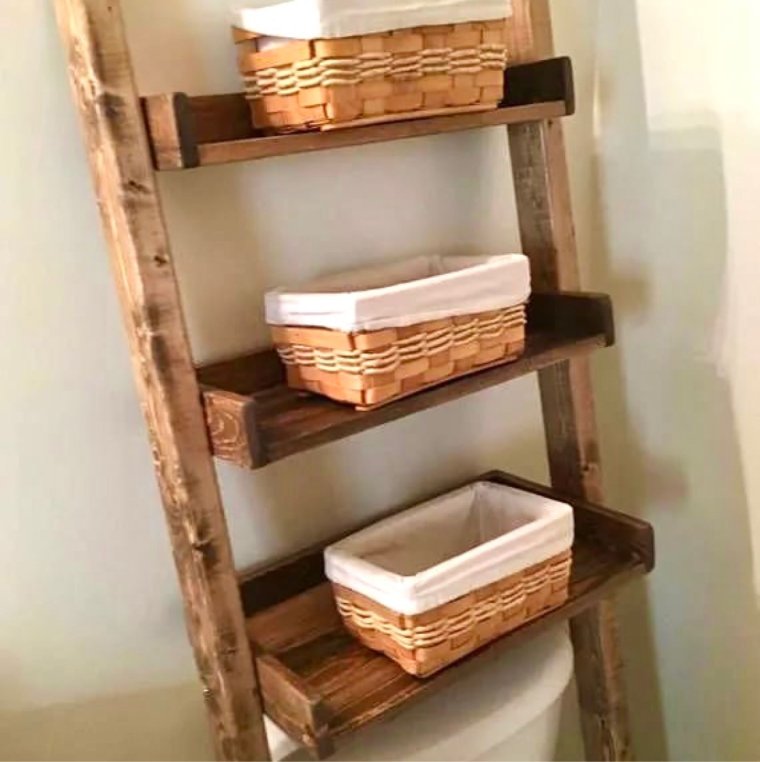 Деревянная полка в ванную