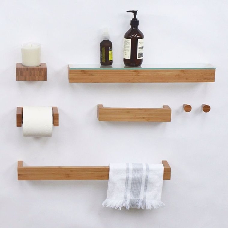 Деревянные полки в ванной