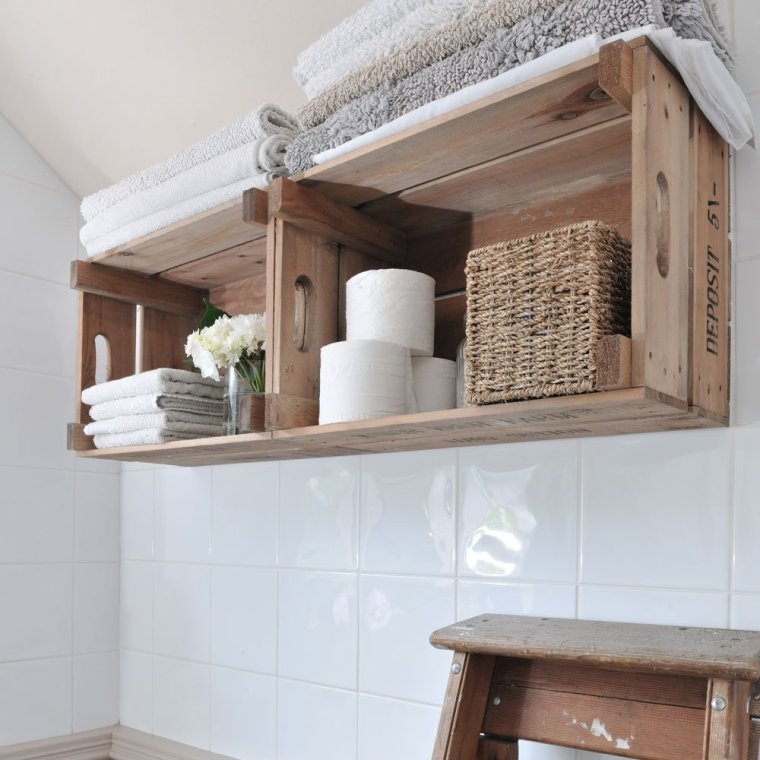 Деревянная полка для полотенец в ванную
