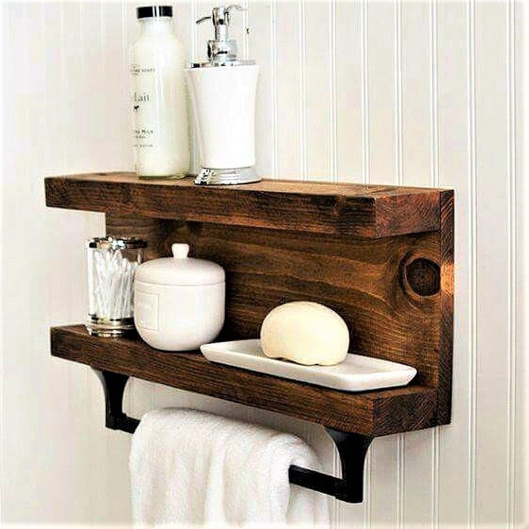 Деревянные полочки в ванную