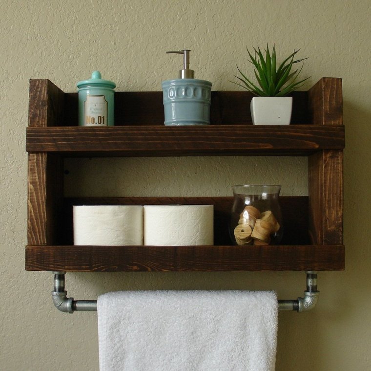 Деревянная полка для полотенец в ванную