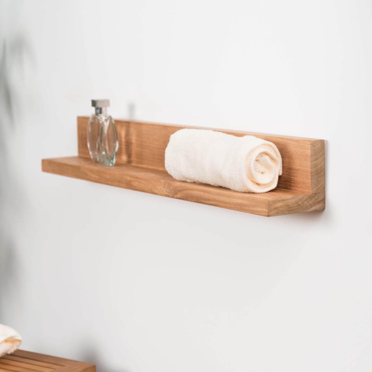 Декор деревянными полками в ванной