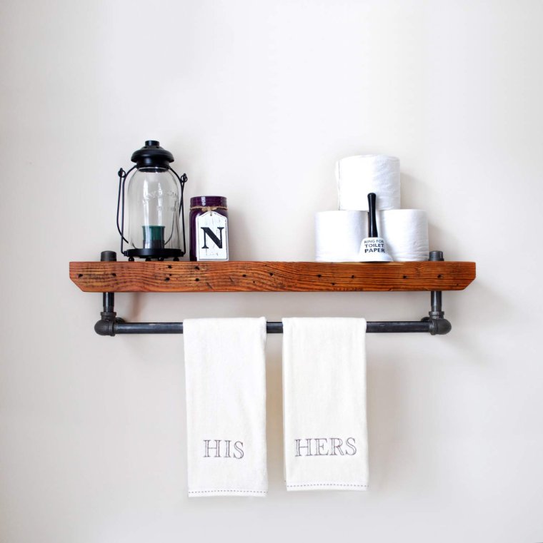Деревянная полка в ванную
