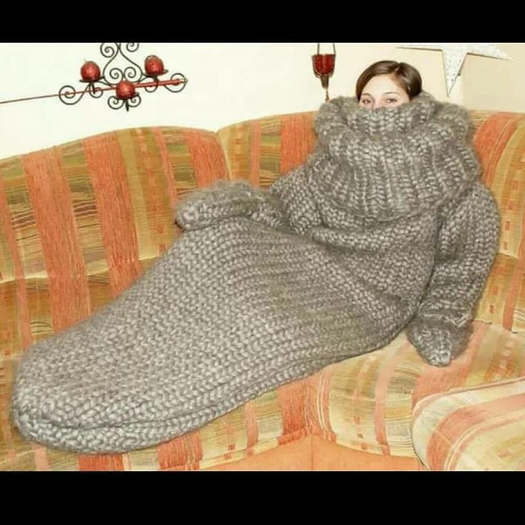 Странный свитер