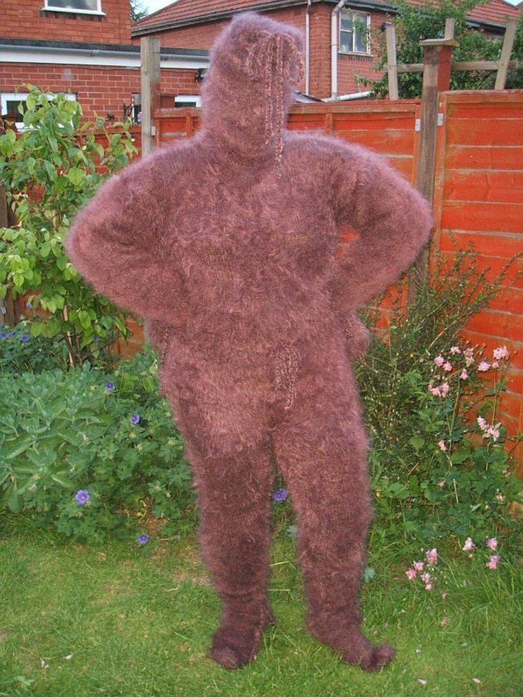 Бабушка связала одеяло в виде акулы