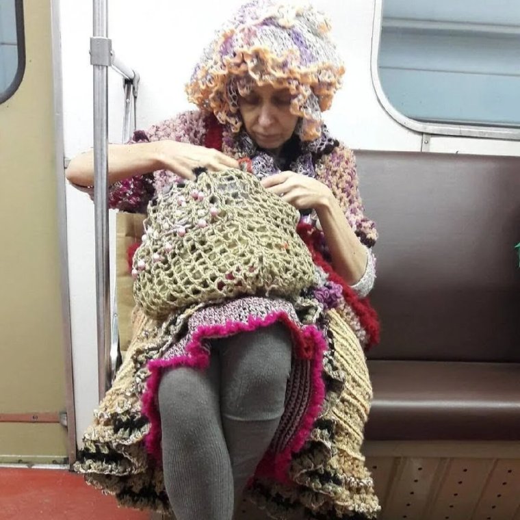 Девушка в свитере с головой