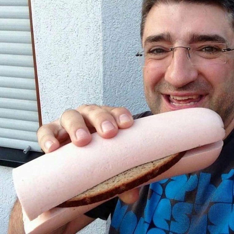 Колбаса с надписью сыр