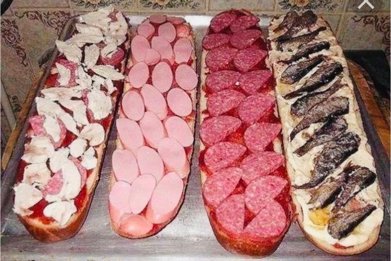 Огромный бутерброд с колбасой