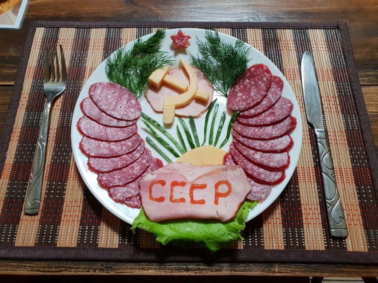 Мясная нарезка в виде герба СССР
