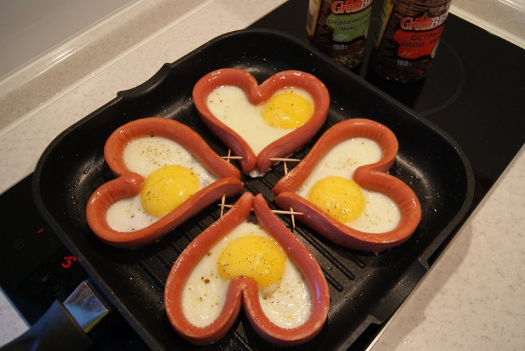 Украшение из сосисок