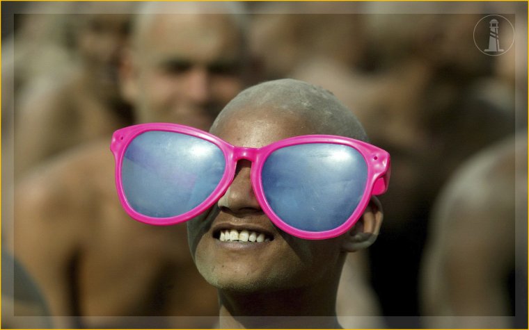 Человек в розовых очках