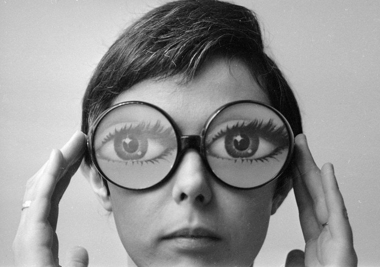 Глаза с очками