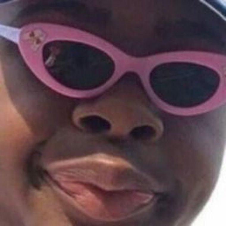 Негр в розовых очках