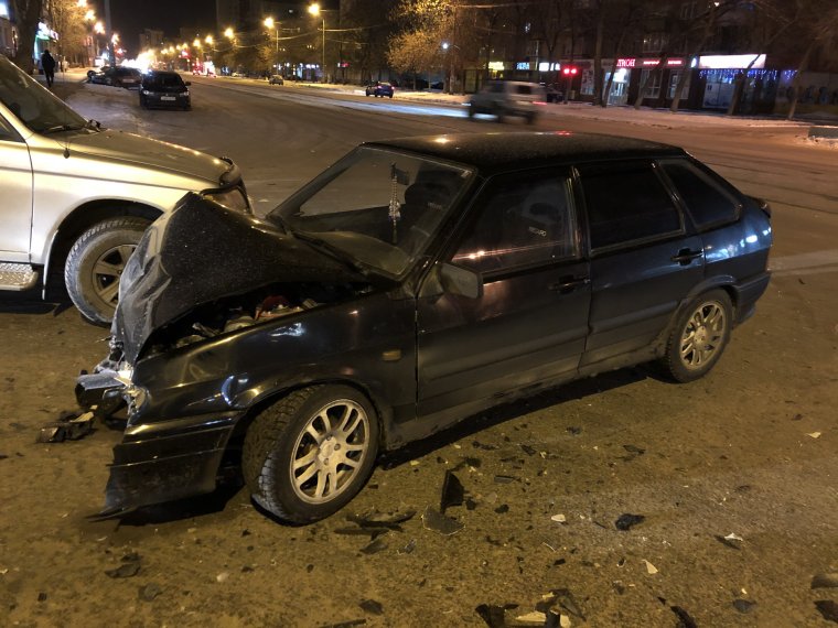 Разбитый ВАЗ 2114 черный