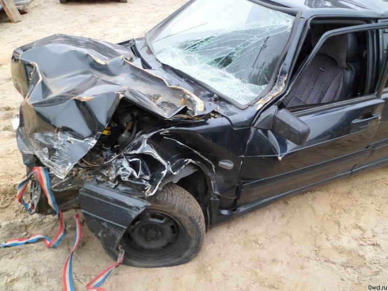 Битая ВАЗ 2114 белая