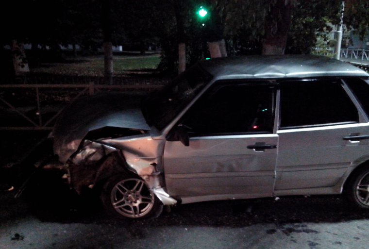 Разбитая ВАЗ 2114 белая