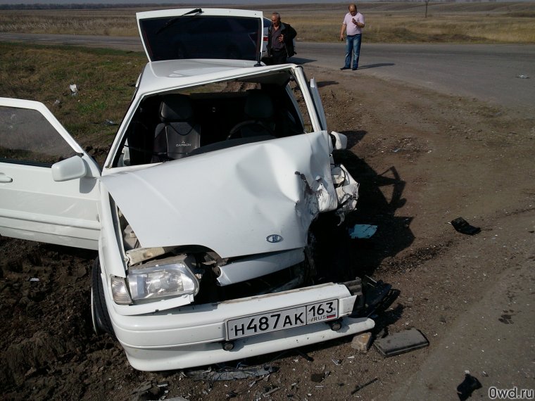 Разбитая ВАЗ 2114 белая