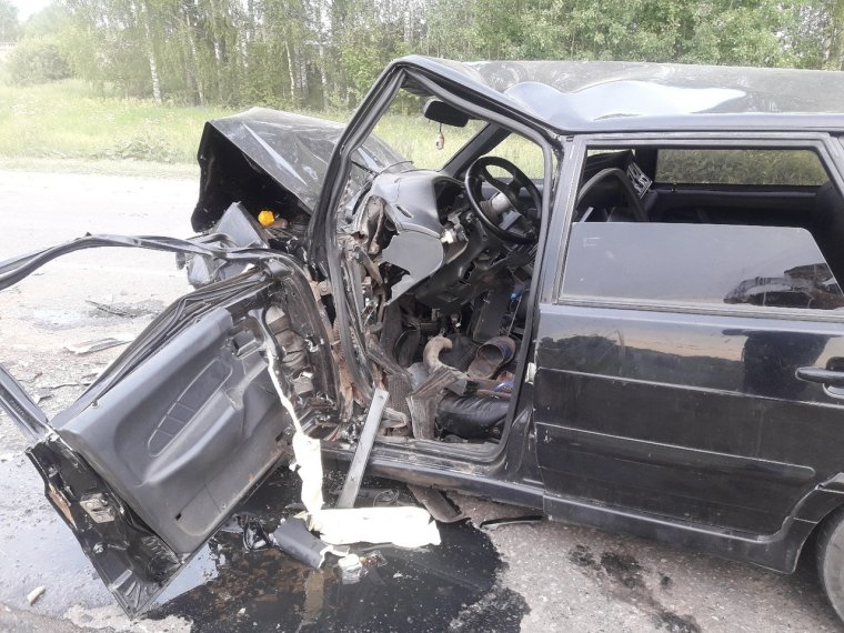 Парень и ВАЗ 2114 черный