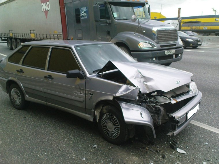 Разбитый ВАЗ 2114 черный