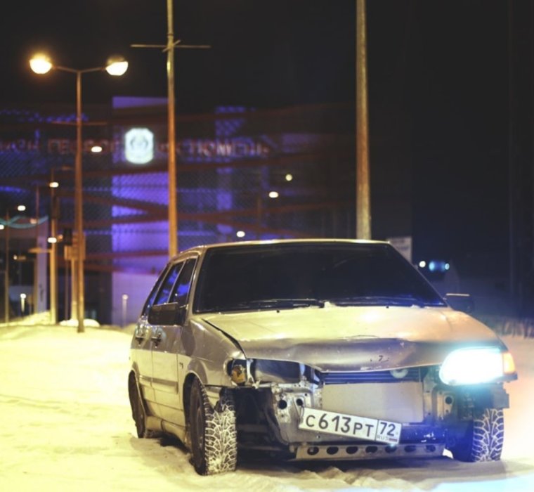 Разбитая ВАЗ 2114 белая