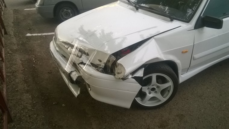 Разбитая ВАЗ 2115 Нефертити