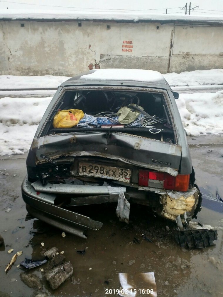 Разбитая ВАЗ 2114 белая