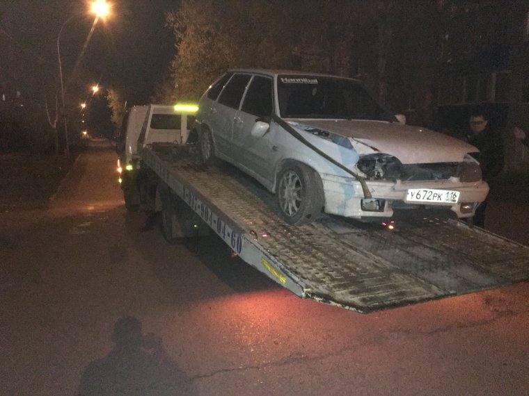 Девушка возле 14 машины