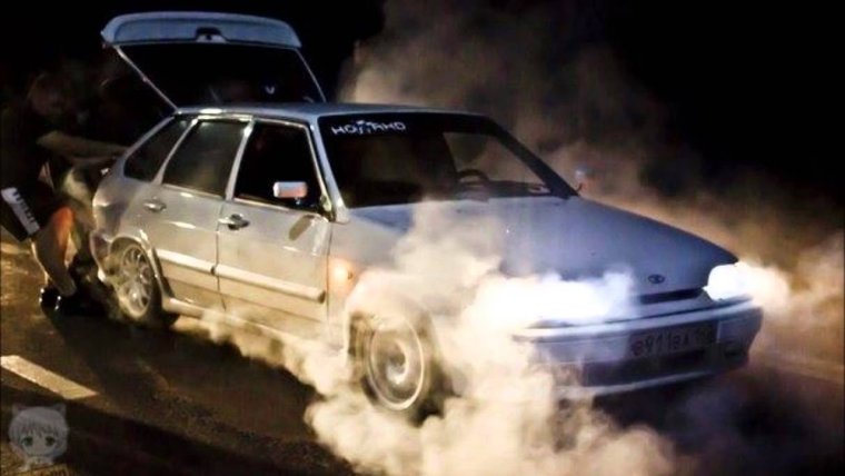 Разбитая четырка в гараже