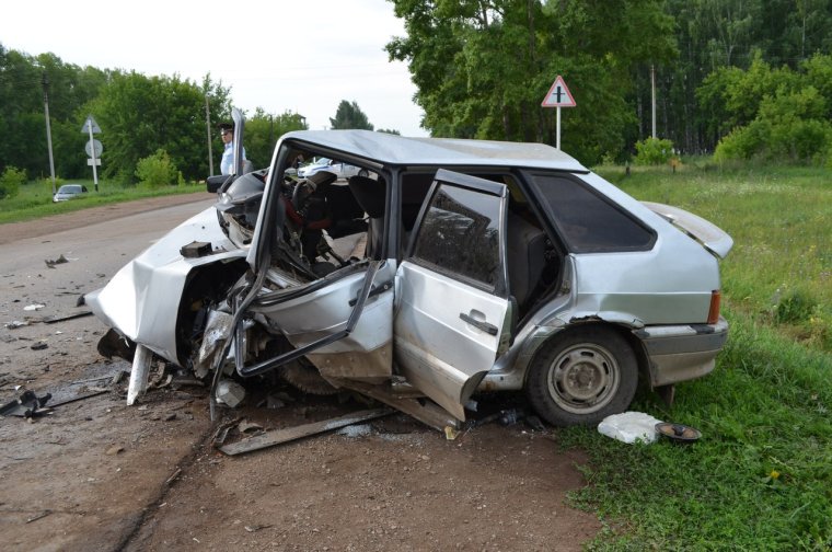 Битый ВАЗ 2114 черный