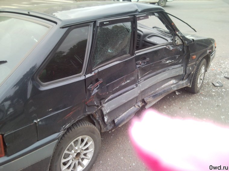 Разбитая ВАЗ 2114 белая