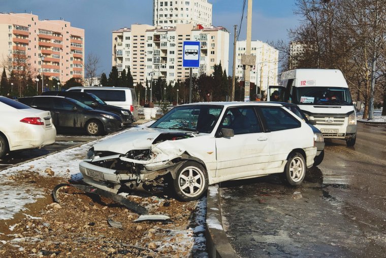 Битая ВАЗ 2114 серебристая