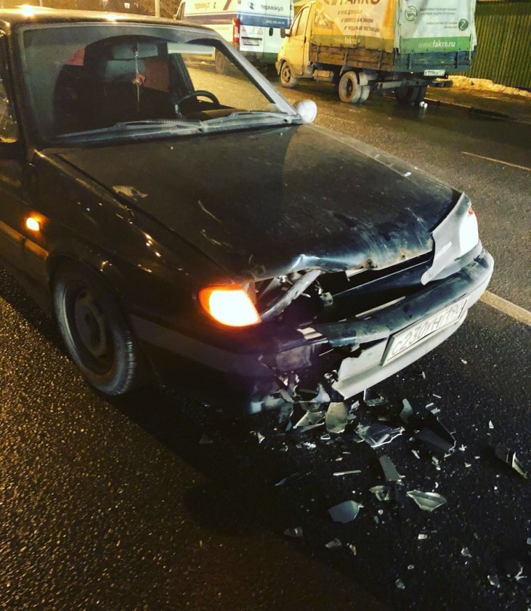 Разбитая ВАЗ 2114 черная зимой