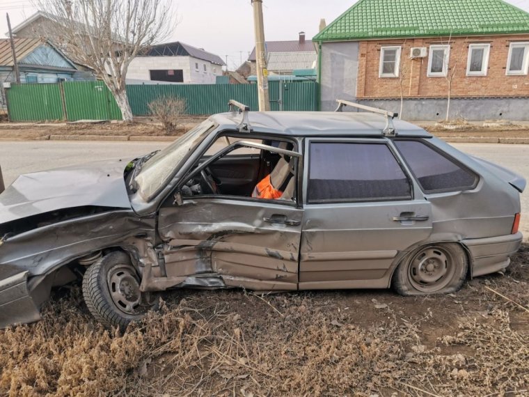 Битая ВАЗ 2114 черная