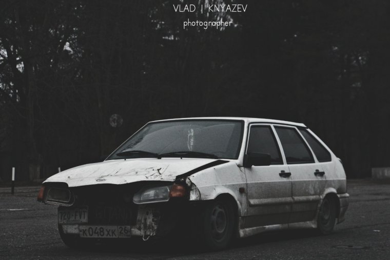 Битая ВАЗ 2114 серебристая