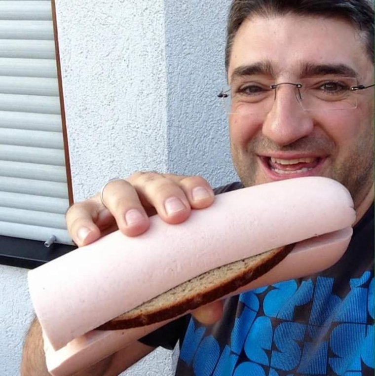 Огромный бутерброд с колбасой