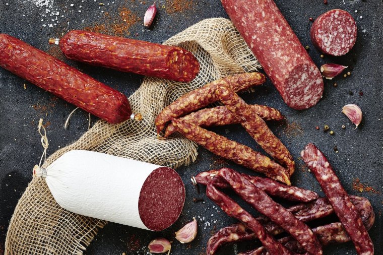 Колбаса на темном фоне