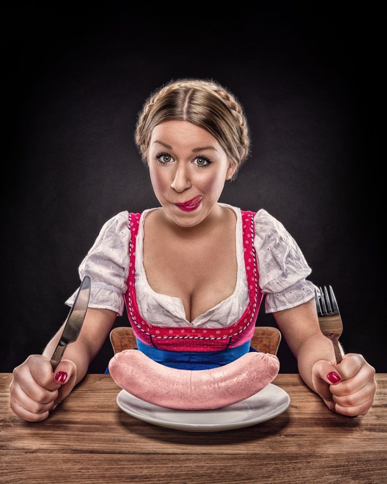 Девушка с колбасой