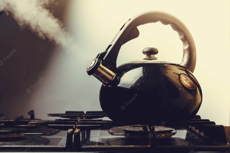 Красивый кипящий чайник