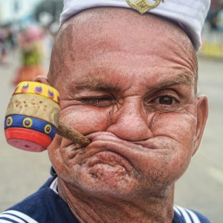 Мужик улыбается