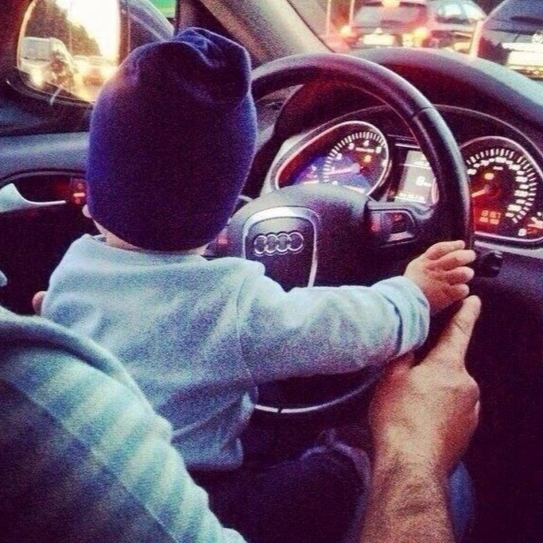 Ребенок за рулем Ауди