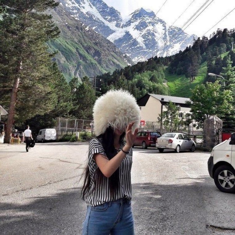 Красивая девушка в папахе