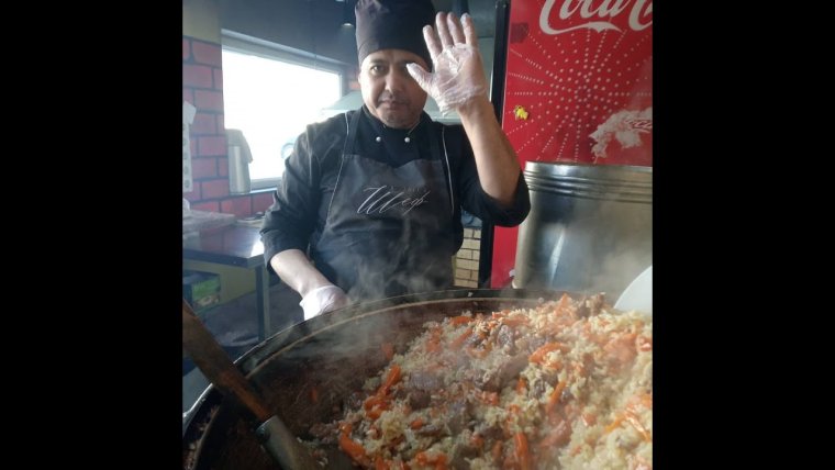 Узбекский повар плов