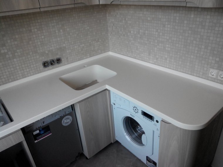 Стиральная машина на кухне под столешницей
