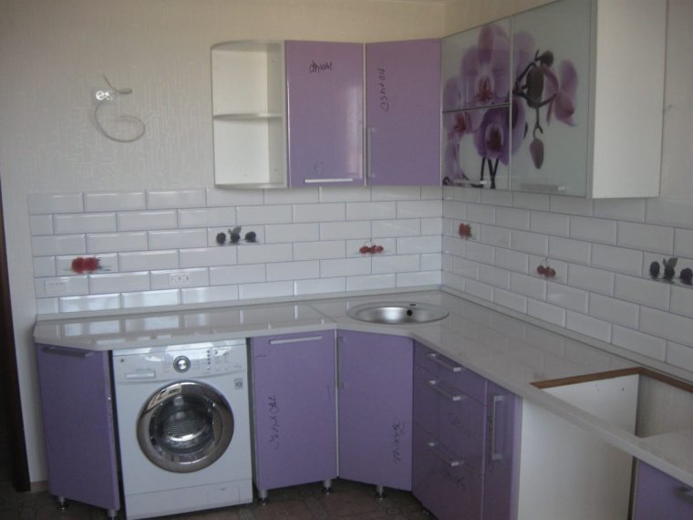 Кухонный гарнитур для маленькой кухни со стиральной машиной