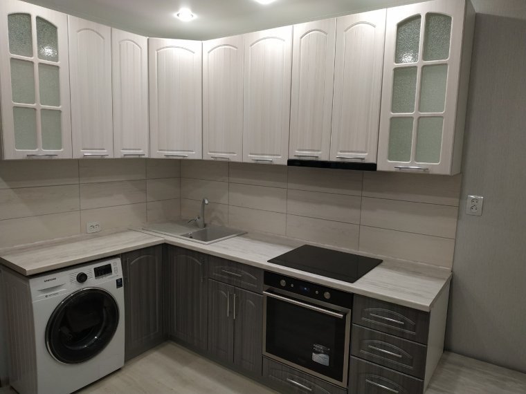 Кухонный гарнитур белый верх